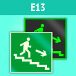 Знак E13 «Направление к эвакуационному выходу по лестнице вниз (правосторонний)» (фотолюм. пластик, 200х200 мм)